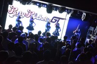 Party Rockets GTによるライブの様子。