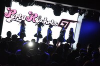 Party Rockets GTによるライブの様子。