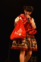 プレゼントの入った袋を手にした上坂すみれ。