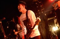 Keisaku “Sit” Matsu-ura（Vo, B / COUNTRY YARD）（撮影：半田安政[showcase]）