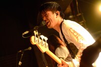 Keisaku “Sit” Matsu-ura（Vo, B / COUNTRY YARD）（撮影：半田安政[showcase]）