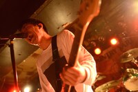 Keisaku “Sit” Matsu-ura（Vo, B / COUNTRY YARD）（撮影：半田安政[showcase]）