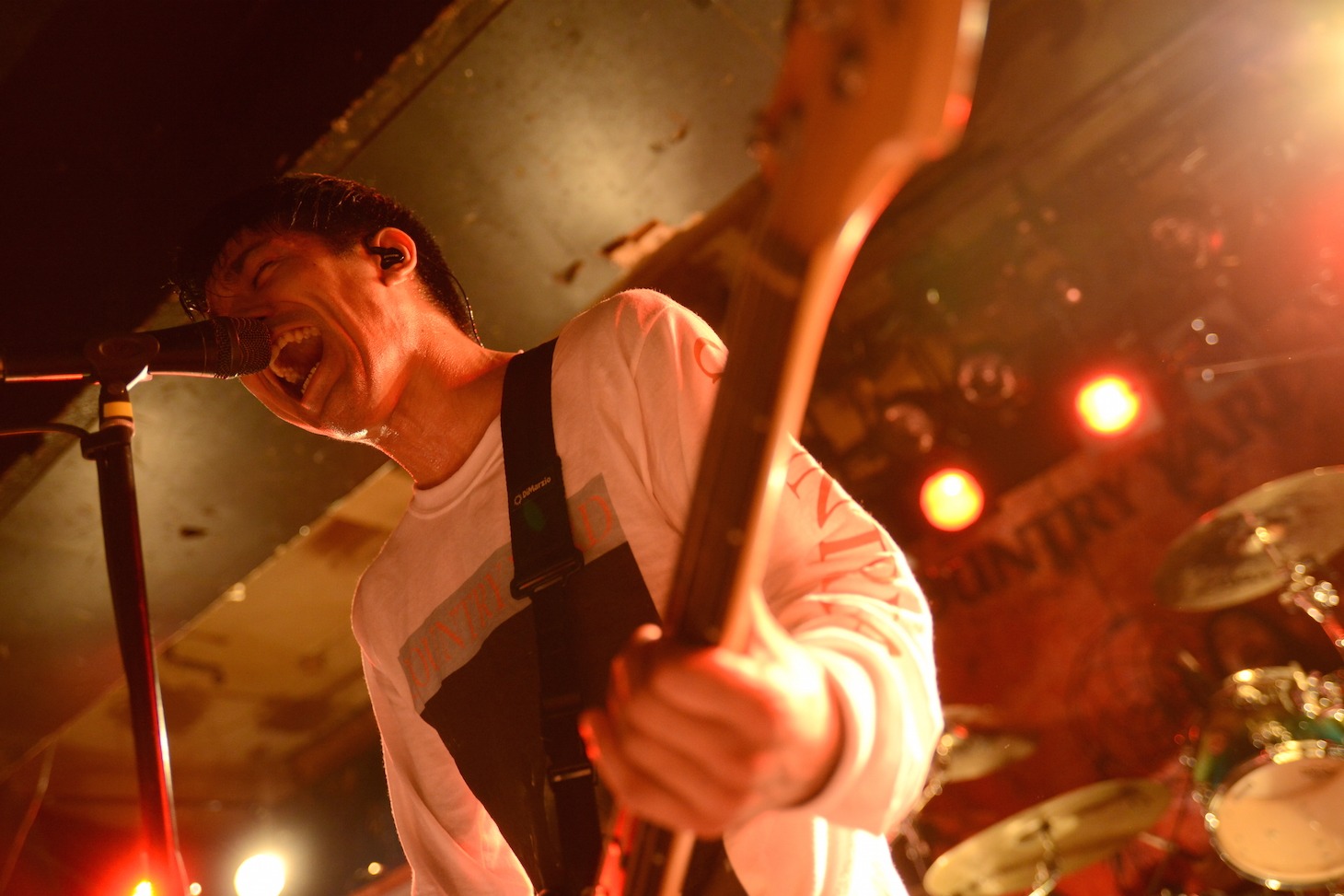 Keisaku “Sit” Matsu-ura（Vo, B / COUNTRY YARD）（撮影：半田安政[showcase]）