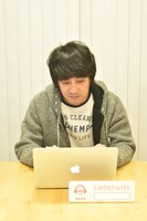 「Listen with」でファンとチャットする山崎まさよし。