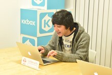 「Listen with」でファンとチャットする山崎まさよし。