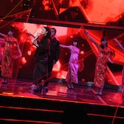 藤あや子、チャイナ服の乃木坂メンバー従え熱演「すごいセクシー!」