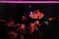 「第66回NHK紅白歌合戦」リハーサル中の川谷絵音（Vo, G）、ほな・いこか（Dr）。