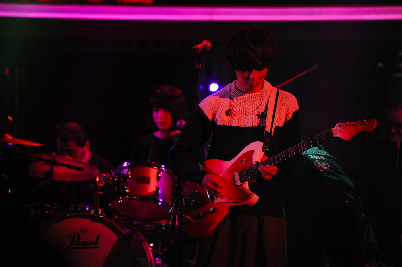 「第66回NHK紅白歌合戦」リハーサル中の川谷絵音（Vo, G）、ほな・いこか（Dr）。