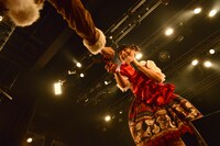 袋の中のアイテムをフロアに配る上坂すみれ。