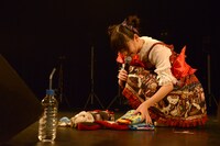 フロアにバラ撒くアイテムを物色する上坂すみれ。