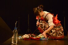 フロアにバラ撒くアイテムを物色する上坂すみれ。