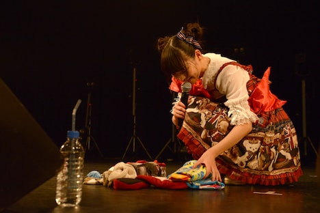 フロアにバラ撒くアイテムを物色する上坂すみれ。