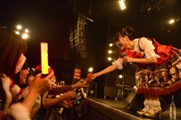 袋の中のアイテムをフロアに配る上坂すみれ。