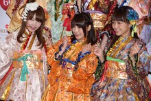 左より内田彩、新田恵海、三森すずこ。