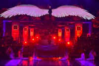 ワイヤーアクションの様子。(c)TBS