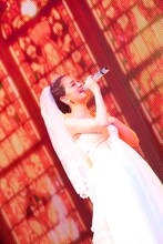 ウエディングドレスで歌唱するchay。