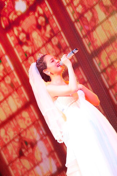 ウエディングドレスで歌唱するchay。