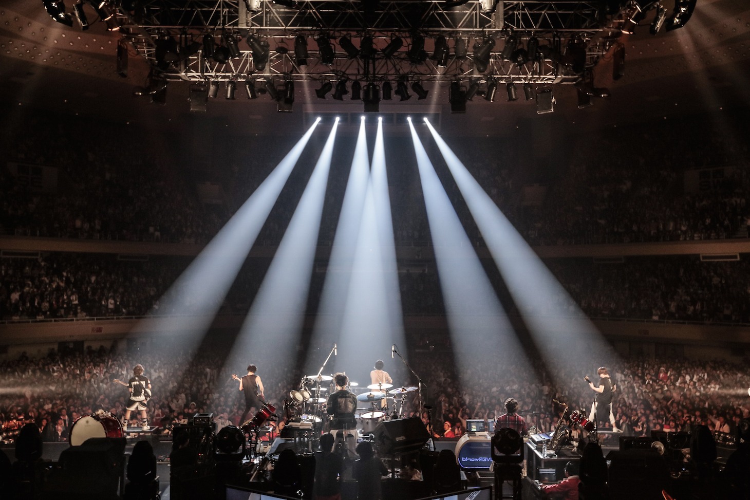 UVERworld「Premium Live on X'mas 2015」公演の様子。（撮影：鳥居洋介）