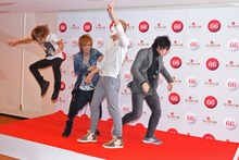 全力疾走をして会見場に現れたゴールデンボンバー。