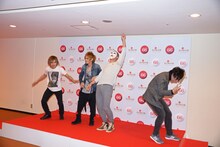 全力疾走をして会見場に現れたゴールデンボンバー。