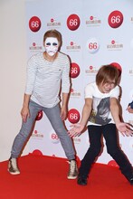 カメラマンのリクエストに応えポーズを決める樽美酒研二（Doramu）と鬼龍院翔（Vo-karu）。