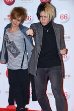 カメラマンのリクエストに応えポーズを決める喜矢武豊（Gita-）と歌広場淳（Be-su）。