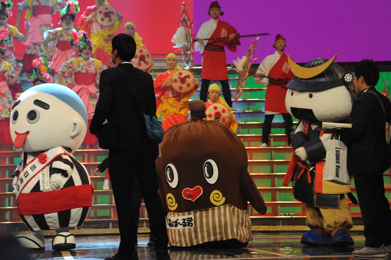 関ジャニ∞のステージで共演するこにゅうどうくん、ねば～る君、むすび丸。