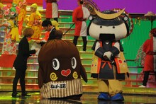 関ジャニ∞のステージで共演するねば～る君、むすび丸。