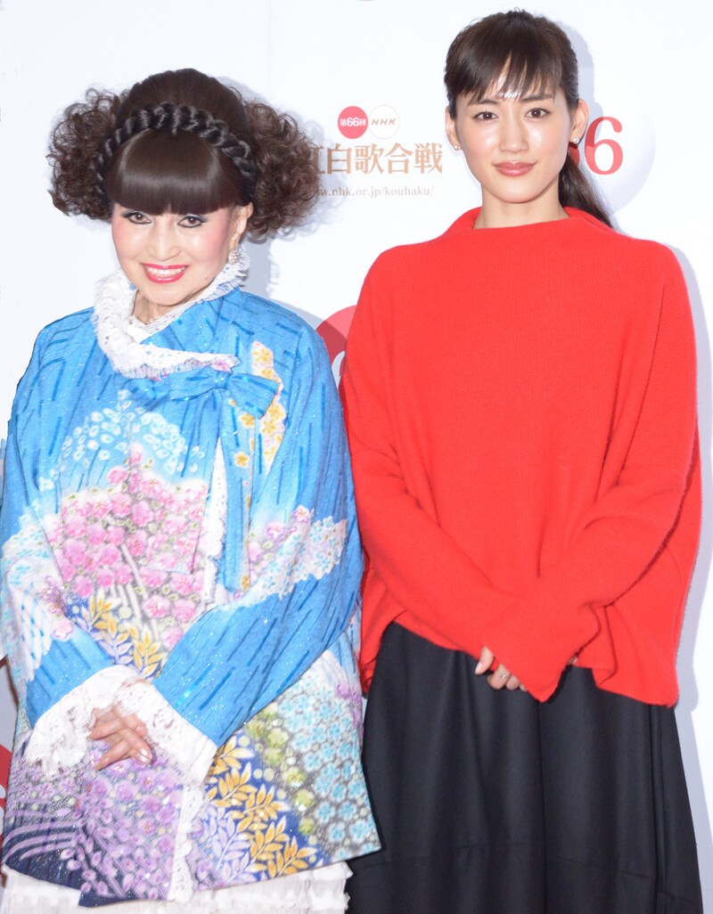 左から黒柳徹子、綾瀬はるか。