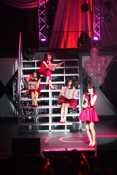 「マジ勉NOW! feat. 新井ひとみ」を歌唱する新井ひとみ。（写真提供：avex trax）