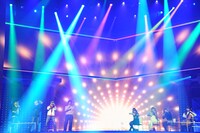 TOKIOのステージで「AMBITIOUS JAPAN!」を演奏するホーン隊とストリングス隊。