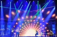 TOKIOのステージで「AMBITIOUS JAPAN!」を演奏するホーン隊とストリングス隊。