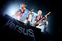 12月29日に大阪・松下IMPホールにて開催された「VersuS 2015 極彩SuG VS 極悪SuG」大阪・松下IMPホール公演の様子。（提供：ポニーキャニオン）