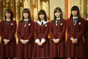 全体顔合わせ中の乃木坂46。