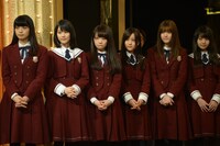 全体顔合わせ中の乃木坂46。