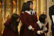 小林のリハーサルを心配そうに見守る乃木坂46。