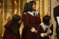 小林のリハーサルを心配そうに見守る乃木坂46。
