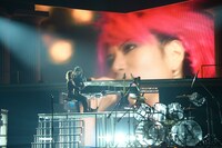 リハーサル中のToshl（Vo）とYOSHIKI（Dr, Piano）。