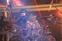 左よりToshl（Vo）、YOSHIKI（Dr, Piano）。