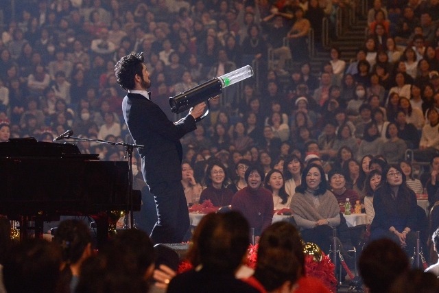 「Ken Hirai 20th Anniversary Ken's Bar X'mas Special !!」の様子。