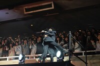 マオ（Vo / シド）を抱き上げる逹瑯（Vo / MUCC）。