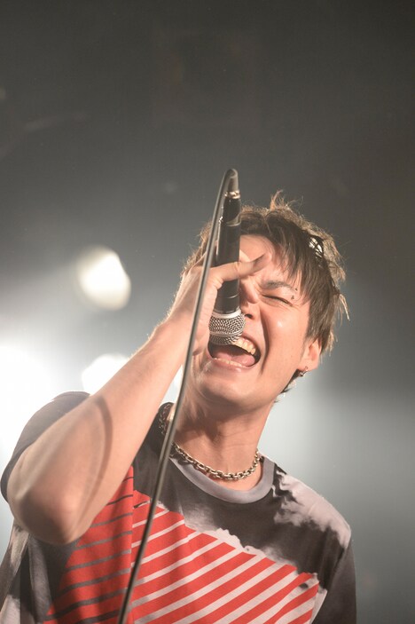 KEN(Vo)(撮影:緒車寿一)