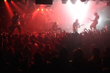 OBLIVION DUST「OBLIVION DUST LIVE TOUR 2015 "Live Graffiti"」大阪・梅田CLUB QUATTRO公演の様子。（撮影：緒車寿一）