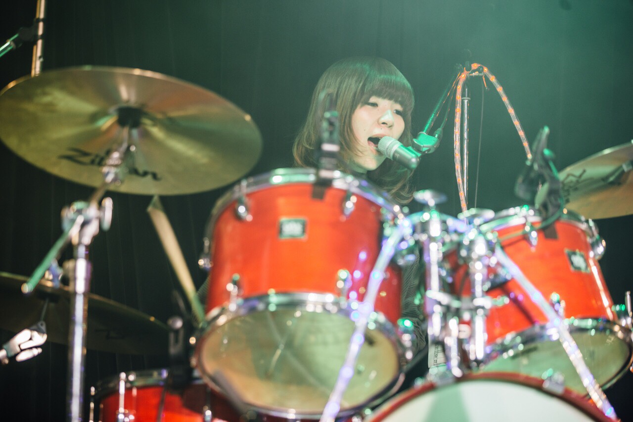 石田成美（Dr）（Photo by Ray Otabe）