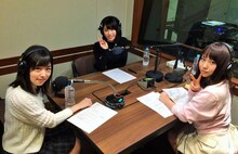 左から岩立沙穂、横山由依、高橋朱里。 (c)AKS