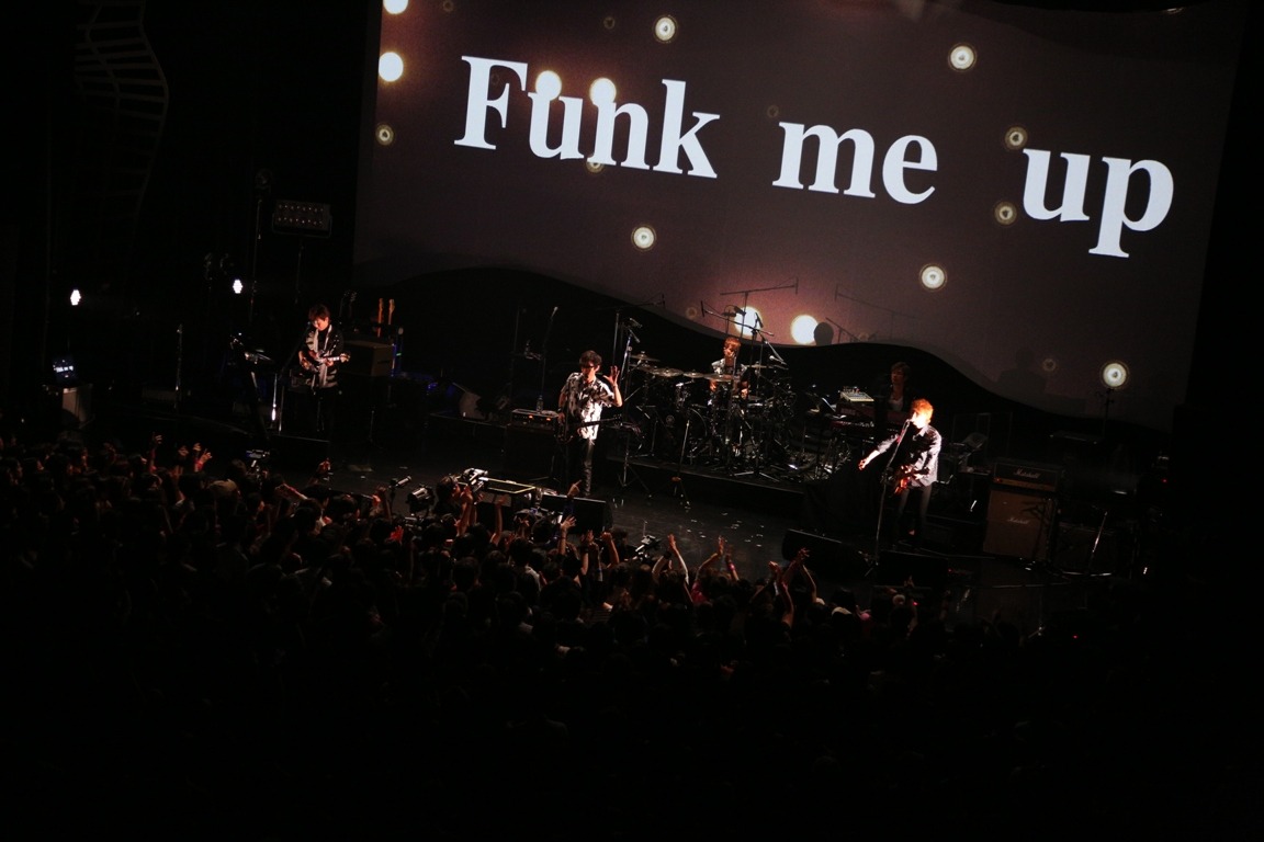 スガシカオ「SUGA SHIKAO LIVE TOUR 2015 『THE LAST』」12月25日の東京・Zepp DiverCity TOKYO公演の様子。（撮影：中河原理英）