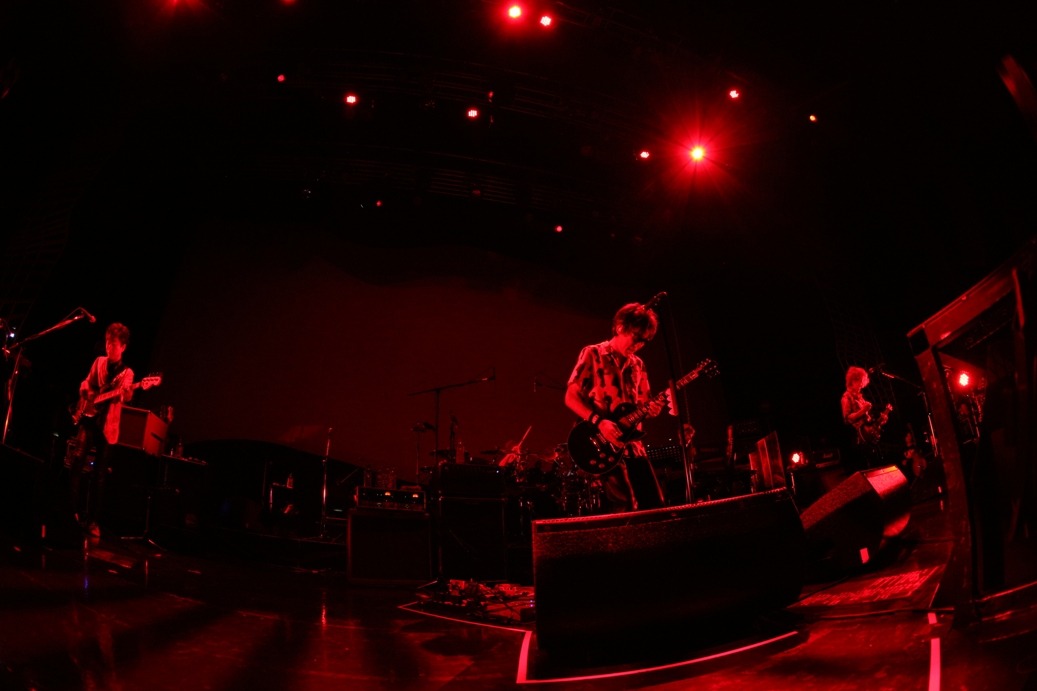 スガシカオ「SUGA SHIKAO LIVE TOUR 2015 『THE LAST』」12月26日の東京・Zepp DiverCity TOKYO公演の様子。（撮影：中河原理英）