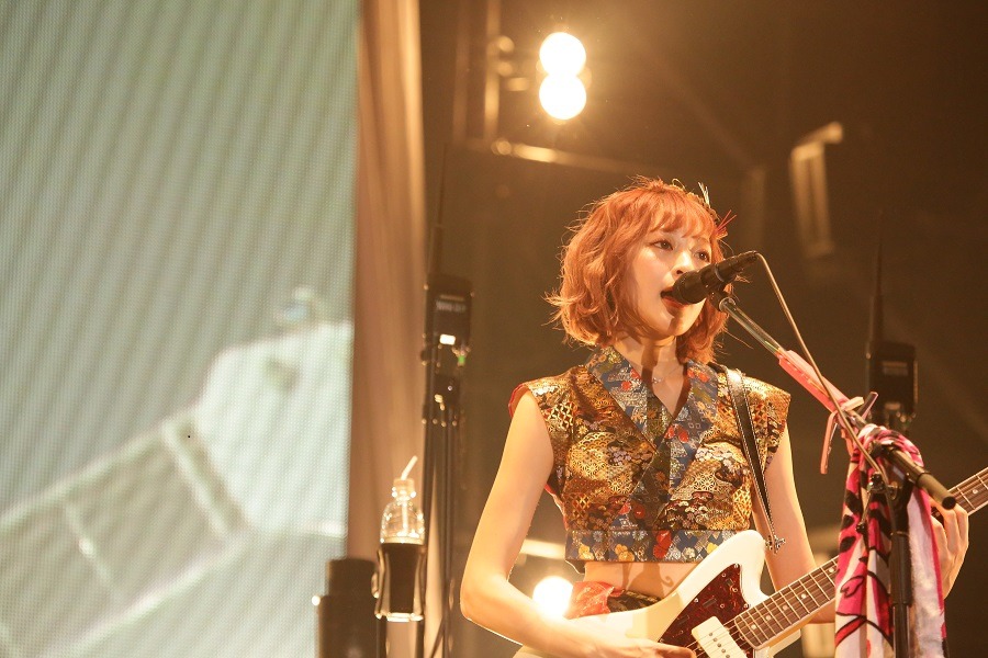 すぅ（Vo, G）（Photo by Yuka Komai）