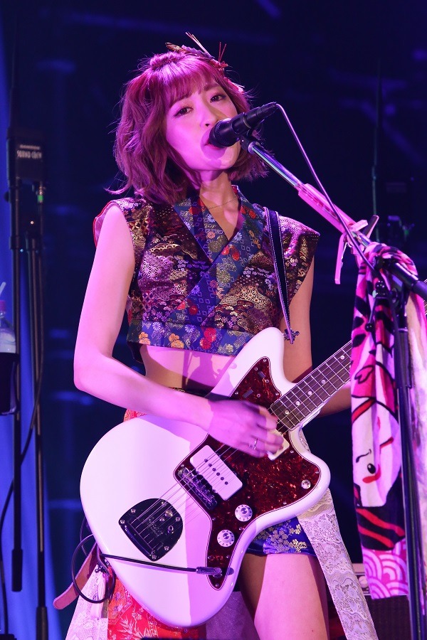 すぅ（Vo, G）（Photo by Yuka Komai）
