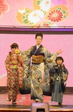左より鈴木梨央、坂本冬美、寺田心。